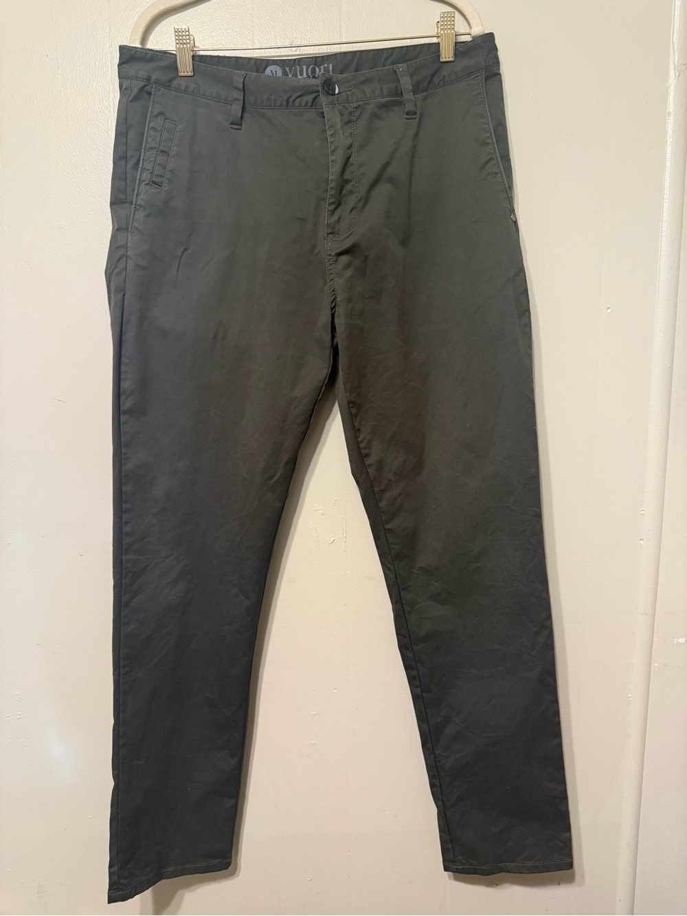 Vuori Men's verde olive wStretch Chino Pants 34